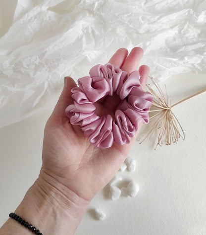 Hand Dyed Mulberry Silk Scrunchie, Light Mauve Botanical Hair Tie, Ecological hair elastic for curly hair