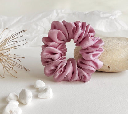Hand Dyed Mulberry Silk Scrunchie, Light Mauve Botanical Hair Tie, Ecological hair elastic for curly hair