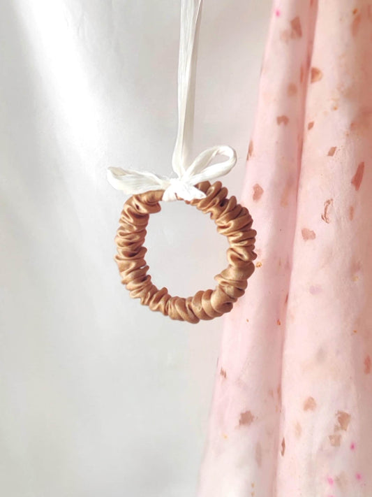 Mulberry silk scrunchie in color earth, Botanically dyed organic hair tie, Soft elastic for girl, Ecofriendly thin hair tie