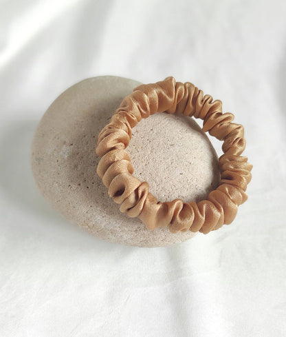 Mulberry silk scrunchie in color earth, Botanically dyed organic hair tie, Soft elastic for girl, Ecofriendly thin hair tie