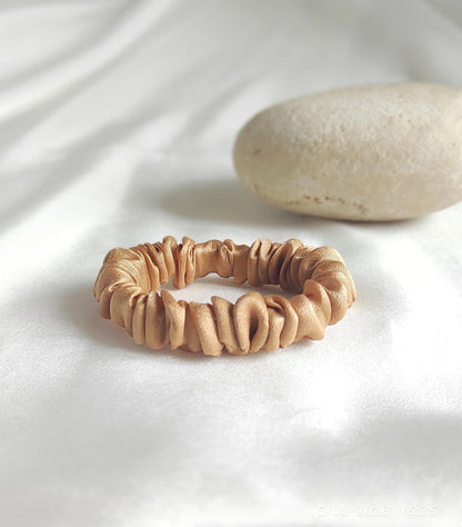 Mulberry silk scrunchie in color earth, Botanically dyed organic hair tie, Soft elastic for girl, Ecofriendly thin hair tie